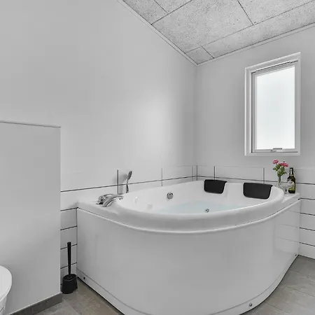 3 Bedroom Stunning Home In Borkop ボルコップ